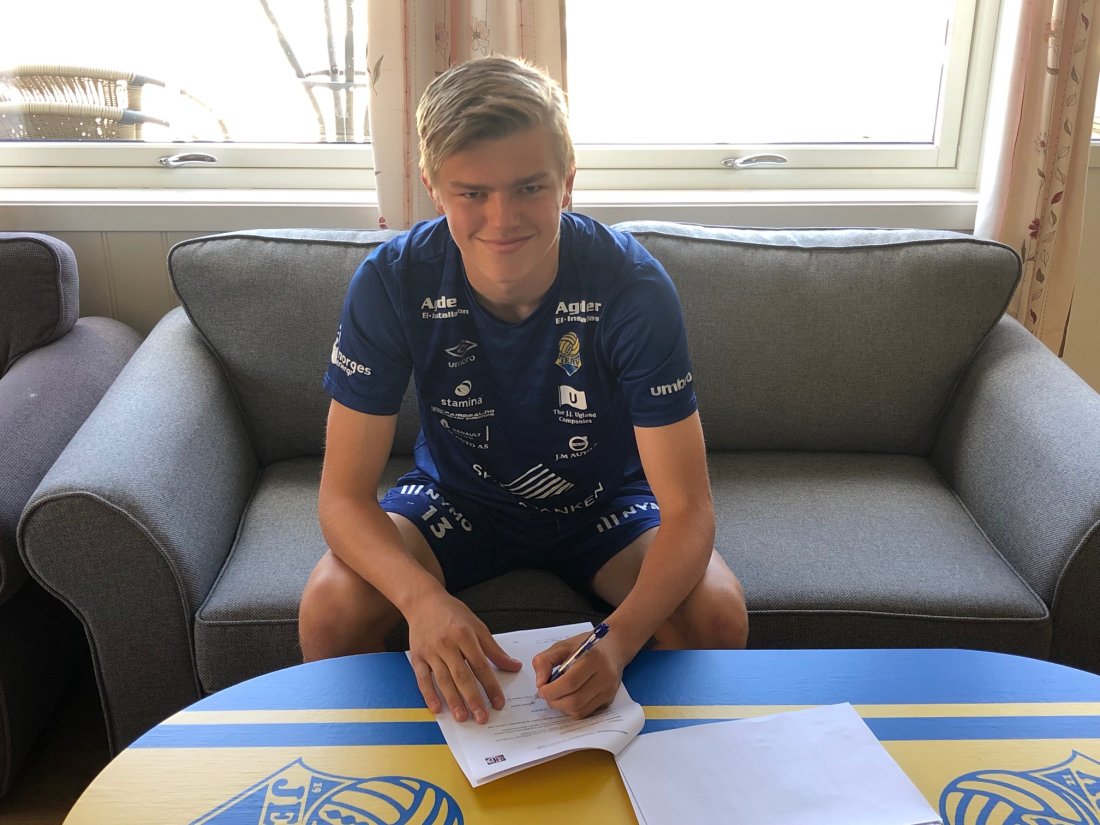 Håkon Suggelia signerer sin nye Jervkontrakt!