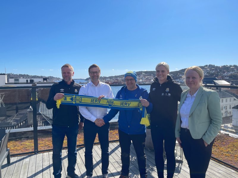 f.v Arne Sandstø, Lars Peder Fensli(finansdirektør Arendals Fossekompani), Leif Tore Clausen (Jervs gatelag), Kamilla Aabel (markeds- og medieansvarlig) og Ingunn Ettestøl (bærekraftsdirektør i Arendals Fossekompani).