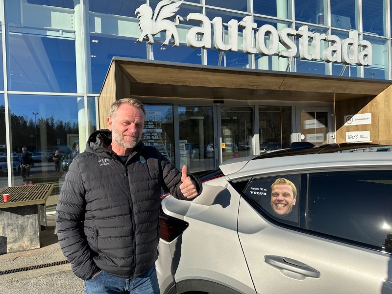 Arne er strålende fornøyd og fikk en overraskelse under avdukingen med et kjent fjes. Da han og Odd vant NM i år 2000.