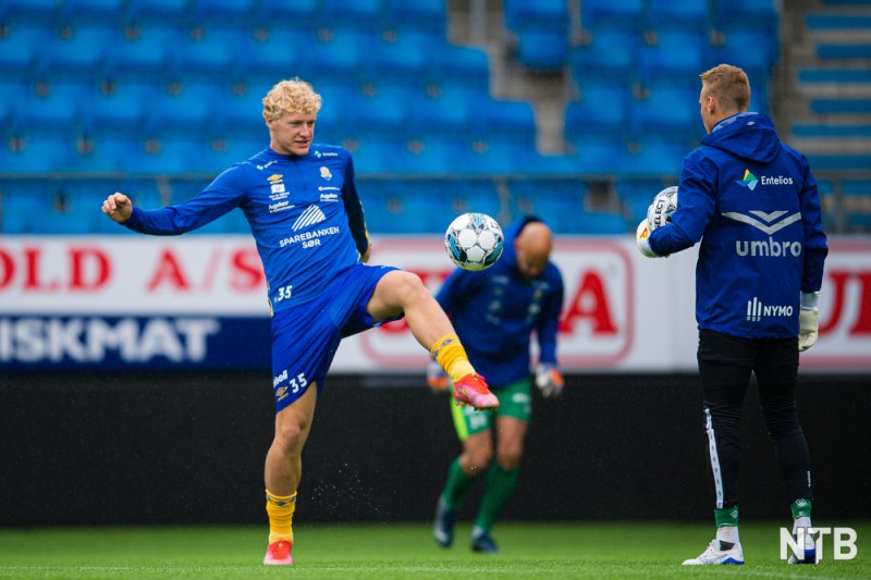 Bendik Kristiansen varmer opp før eliteseriekampen mellom Molde og Jerv på Aker stadion.