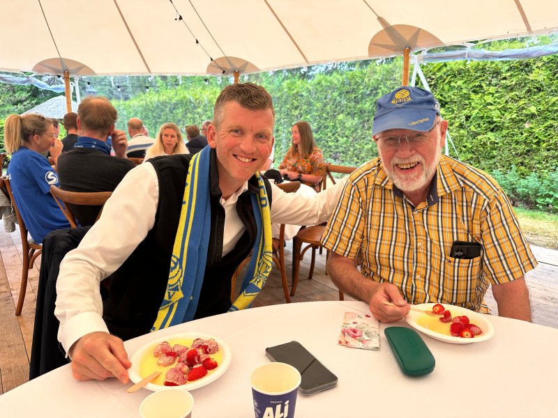 To fornøyde karer med god dessert