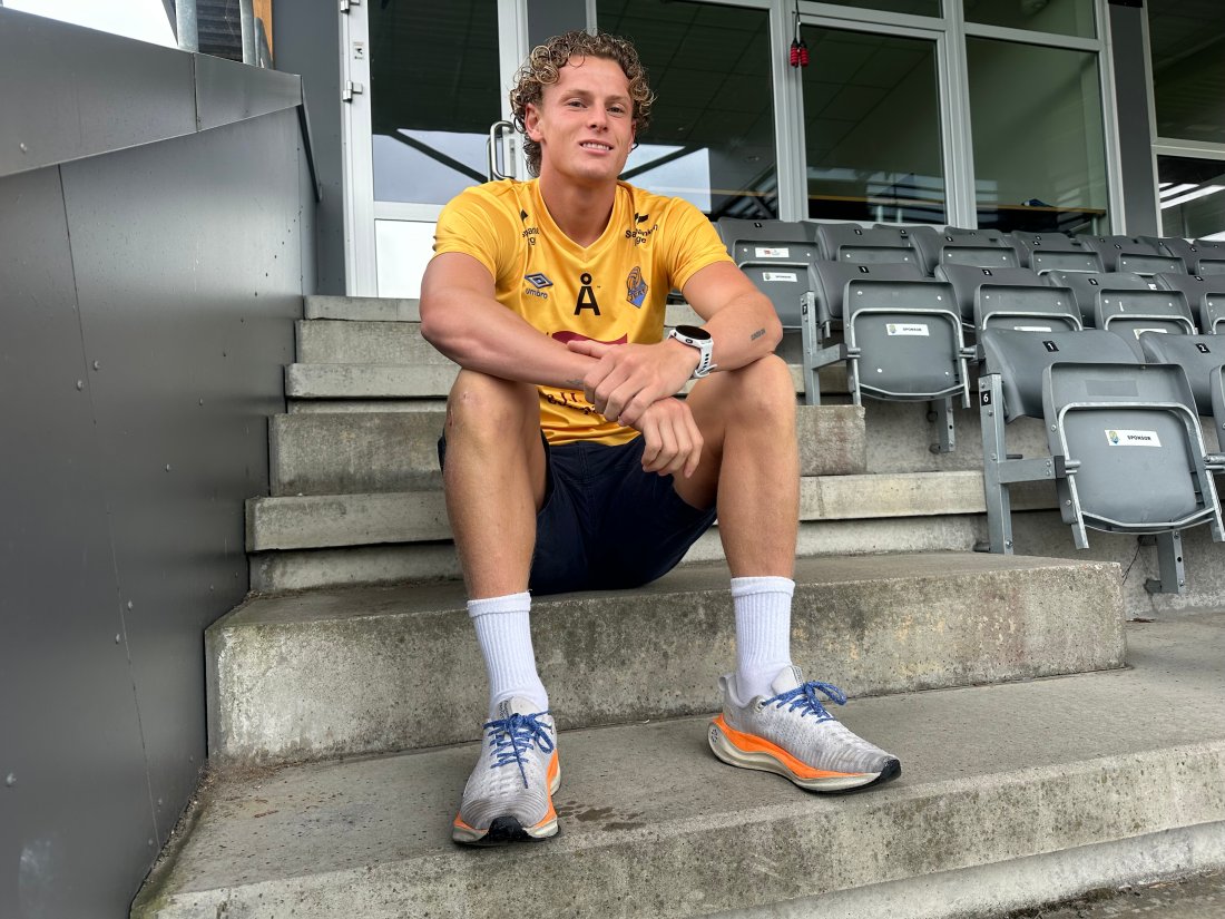 Casper er for aller første gang i Grimstad og J.J. Ugland stadion- Levermyr. Nå gleder han seg til å komme i gang.