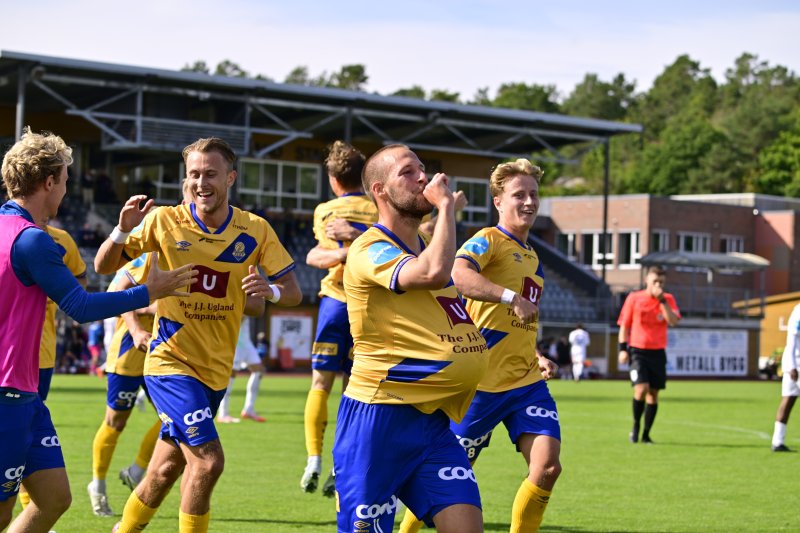 Vi vil også, på vegne av klubben, gratulere Felix og kjæresten hans med at de skal bli foreldre.
