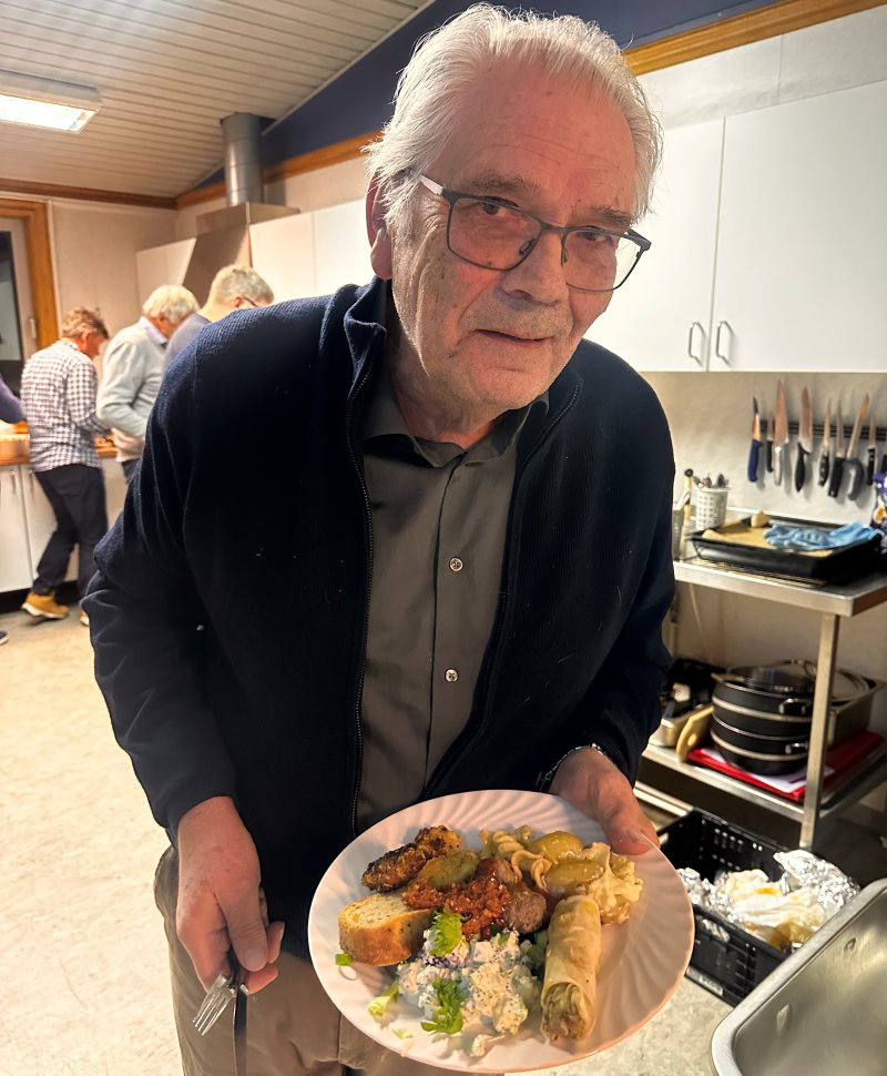 Kåre Strand har vært frivillig i Jerv over flere år. Her med en tallerken med deilig tapasbuffet.