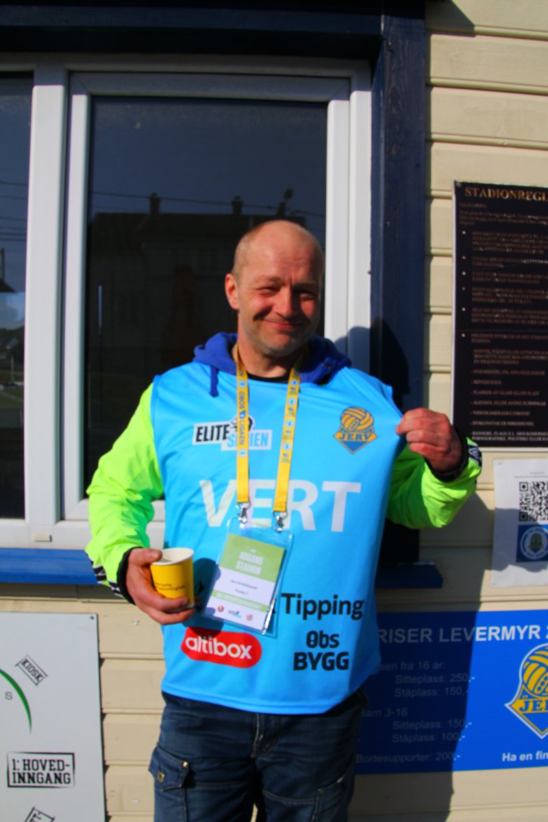 Tar i et tak: For Leif Kristian Olsen er det viktig å ta i et tak når FK Jerv har hjemmekamp.