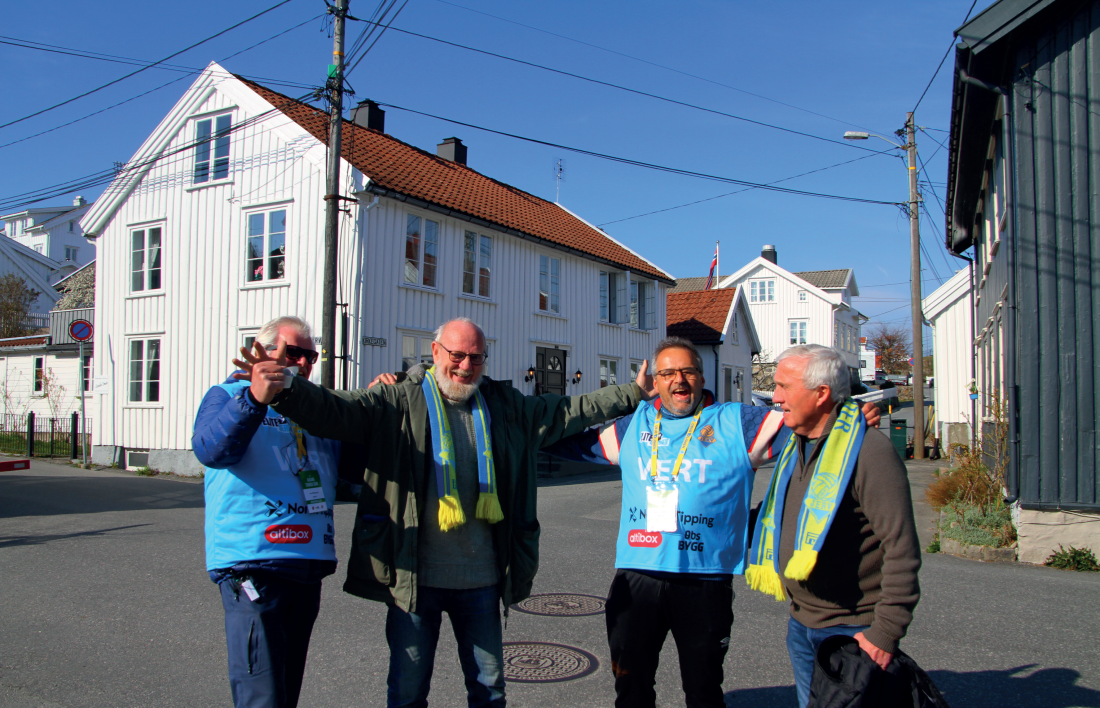 FRIVILLIG: En blanding av ivrige frivillige og supportere før kamp.