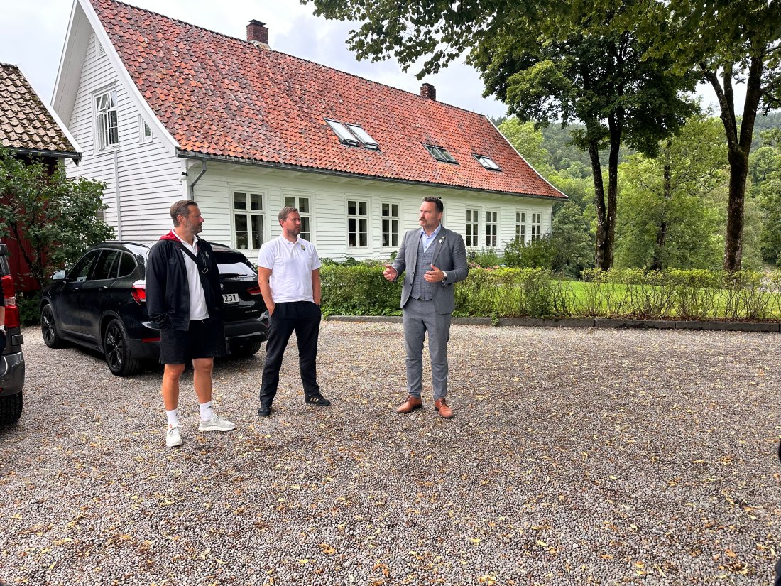 Hotellsjef Dagfinn Galdal forteller og viser oss rundt på gården – i kjent stil.