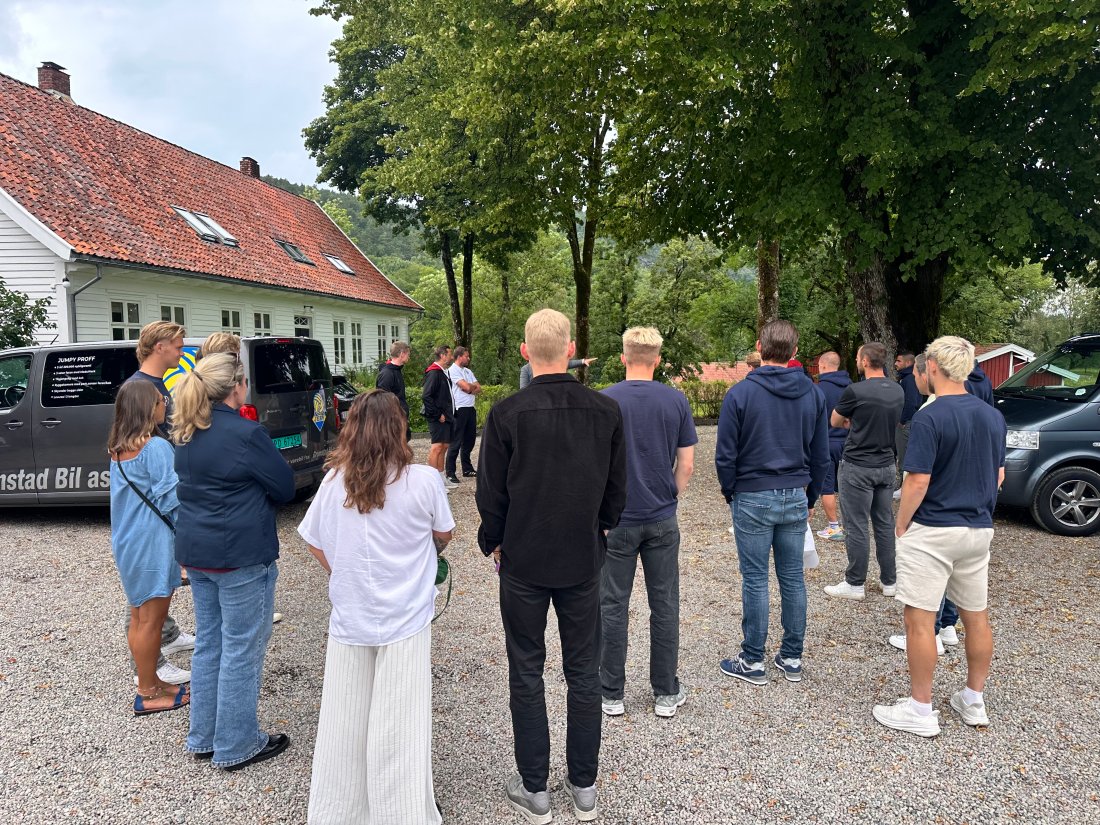 Omvisning for store deler av gjengen.