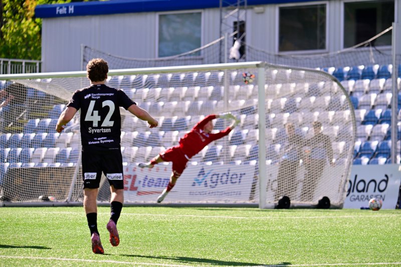Keeper er sjanseløs. Foto: Helge N. Olsen