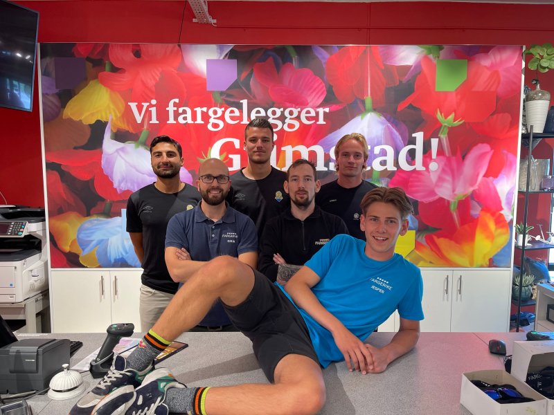 f.v bak: Daniel Arrocha, Kristian Sirum Novak, Erik Tobias Sandberg. f.v foran: Daglig leder Eirik Mørland Thomassen, håndverker & butikkmedarbeider Kim Andre Osmundsen og helt foran Jervspiller og ekstrahjelp Jesper Yttervik (15)