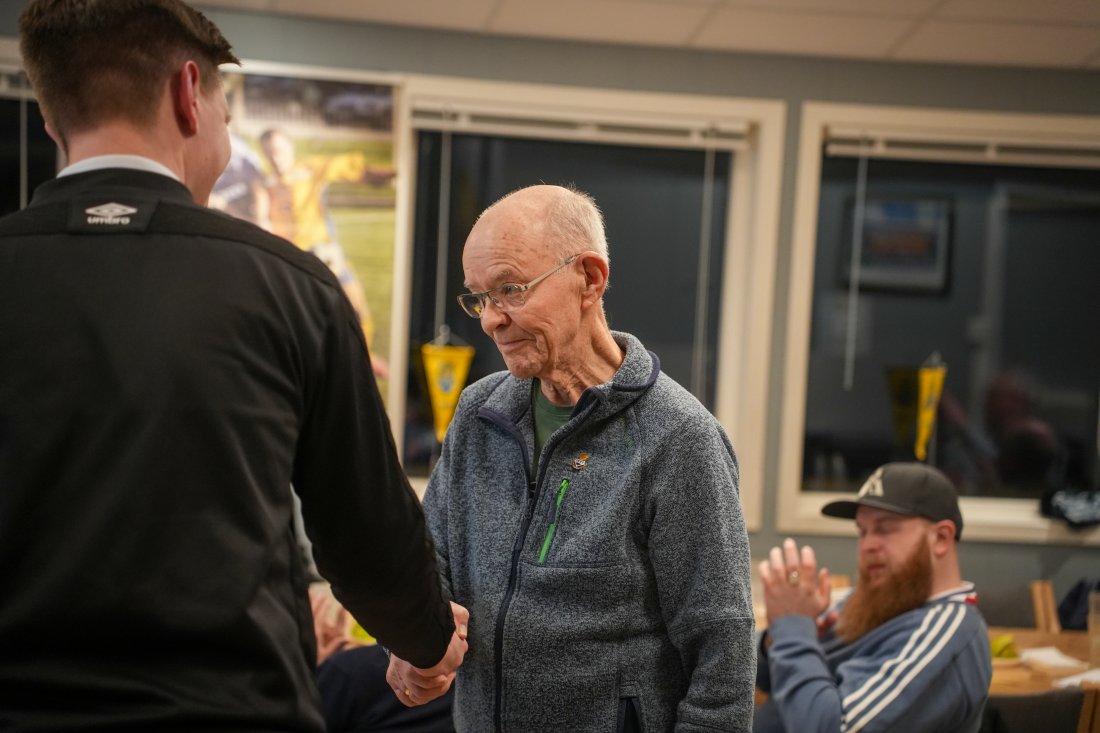 Her mottar Finn hederstegnet av styreleder Øyvind Johannesen under årsmøtet.