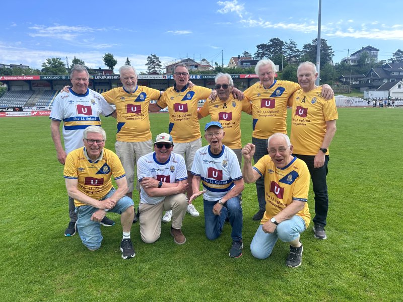 10 fra seniorgruppa viser sin støtte til Barnekreftforeningen💛💙 Trøye #10 symboliserer barnet som ikke overlevde. Den som ikke fikk spille videre. Målet er at alle barn skal overleve. Sammen får vi spiller nummer 10 ut på banen.&nbsp;