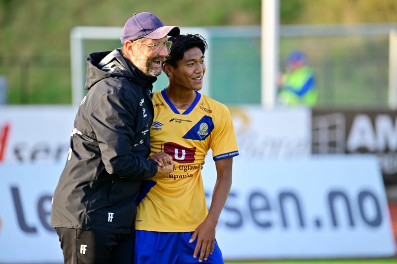 Frode Fagermo og Salai Ling Om Mahlav i ekte fotballglede etter Mahlavs innhopp for A-laget mot Fløy tidligere i år. Foto: Helge N. Olsen
