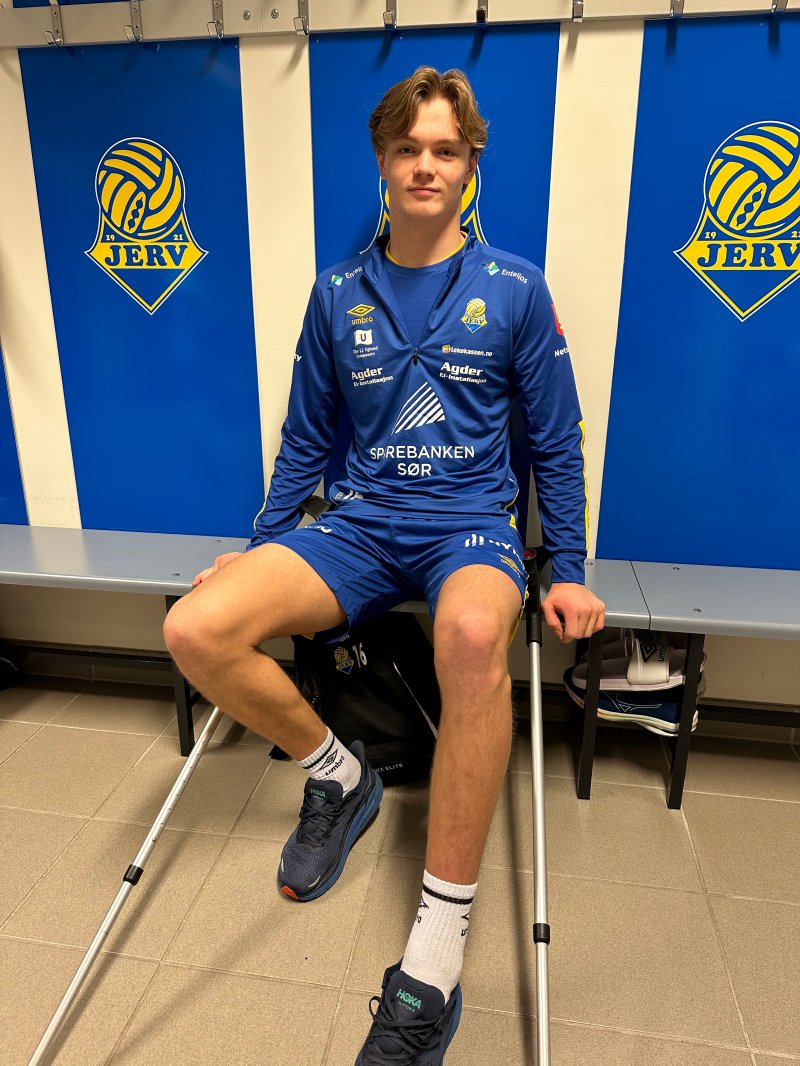 Håkon hopper aktivt rundt på krykkene og ser fremover!