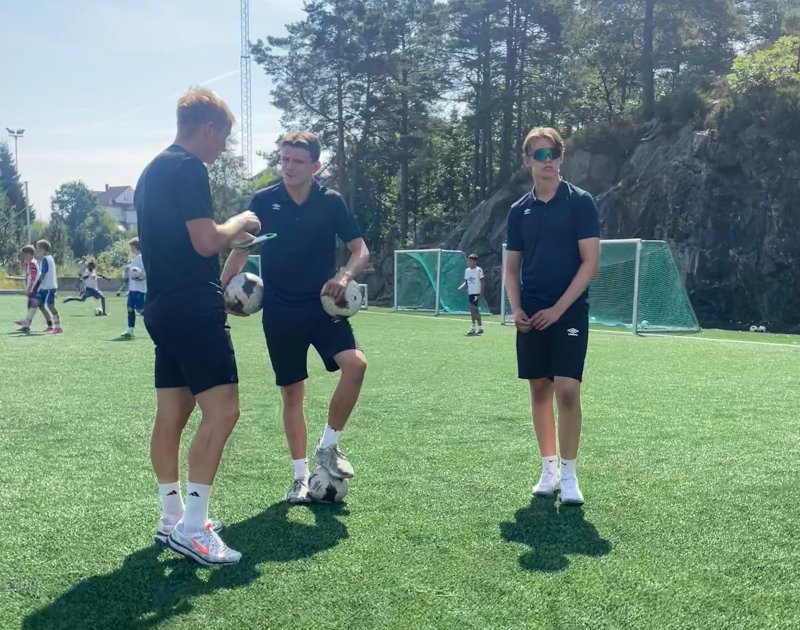 For våre unge trenere er sommertreningen mer enn bare fotball – det er også en verdifull sommerjobb. 🌟 Gjennom fire uker får de utvikle seg som trenere, være gode rollemodeller og skape idrettsglede for barn i nærmiljøet.
