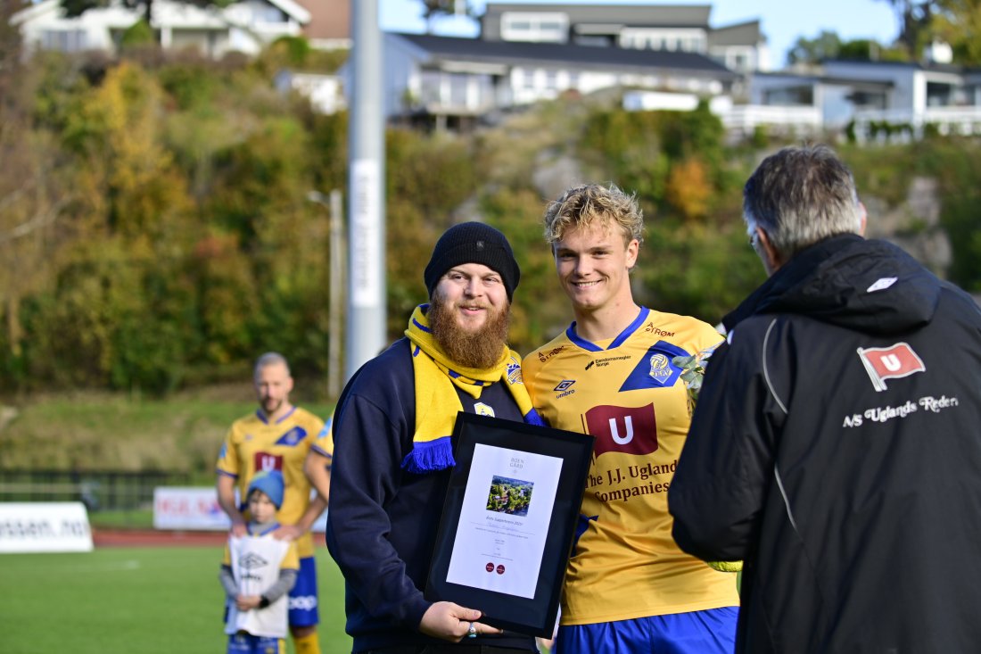 Svabergets leder, Håkon Stensvand overleverer blomst og prisen for årets spiller av supporterne 2025. Gratulerer!