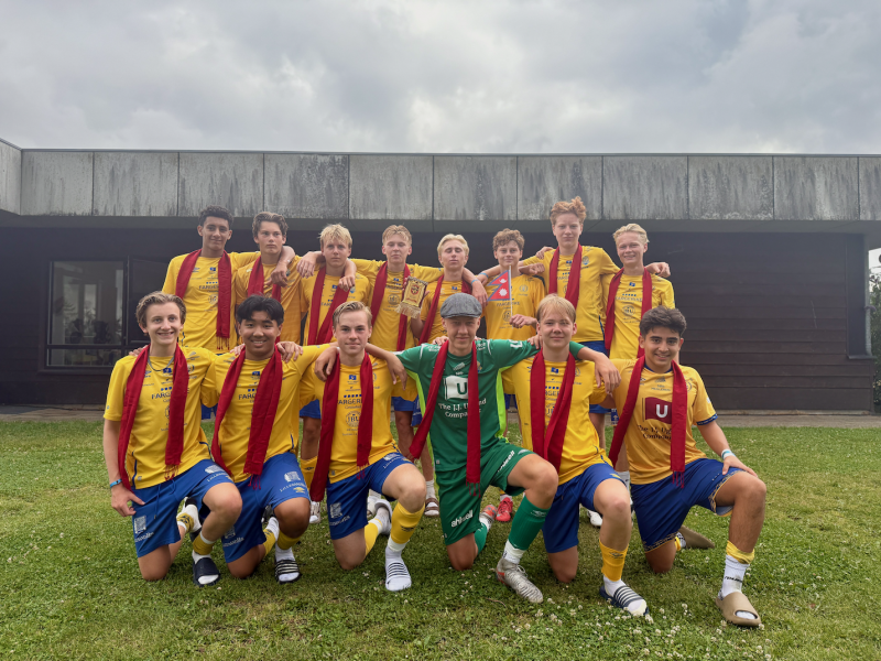 Lagbilde av Imås-Jerv G16-2 med gaver fra nepalske Goals Football Academy.