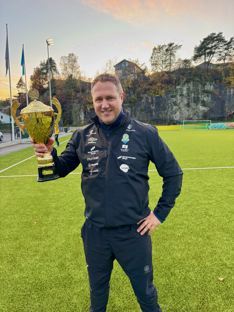 – Gullet og pokalen heves! En fornøyd trener Espen Domaas etter finaleseieren i Anton Sport Trollcup 2025.