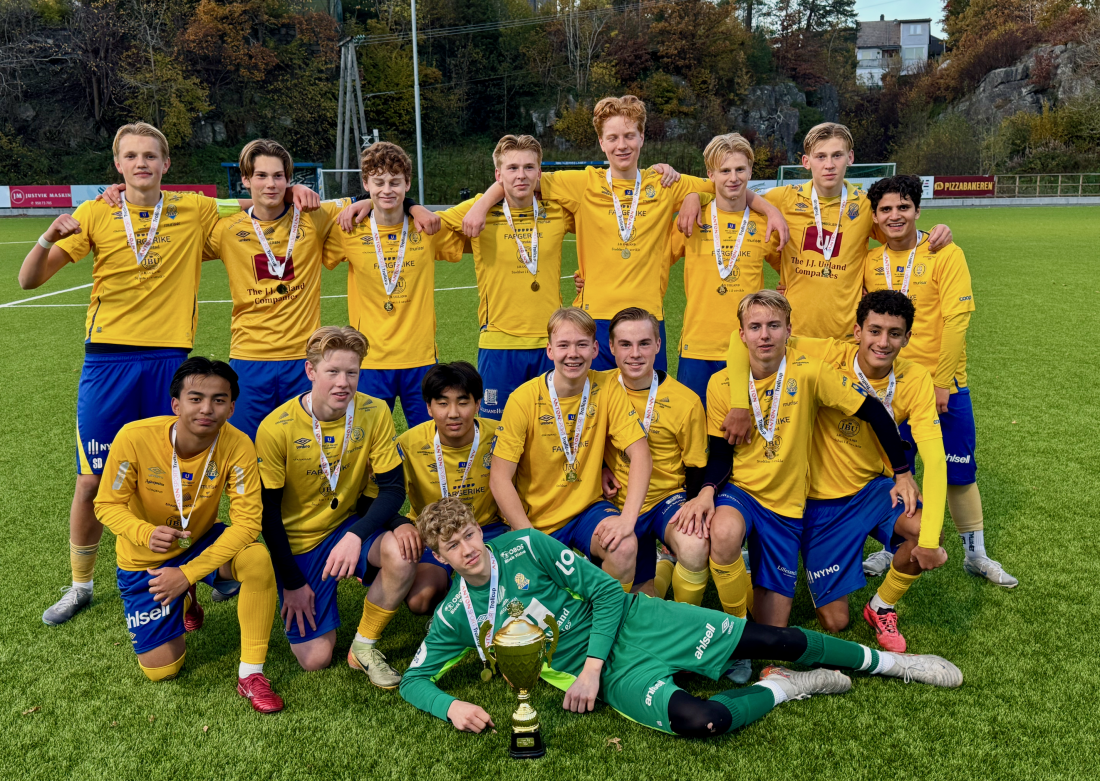 Imås/Jerv G16 – lagbilde fra Anton Sport Trollcup 2025 Bak fra venstre: Simen Domaas, Harald Helling Berg, Aksel Corrigan, Mathias Sandnes, Magnus Grunde Wallin, Eivind Røed Normann, Theodor Sandnes, Fares Aiman Mohammad Abdalhalim. Fremme fra venstre: Chung Cin Lian, Fredrik Felldal, Daniel Ceu Lian Thawng Zathang, Johannes Norbom, Sondre Fjone Gautefall, Otto Mathias Mork, Marcus Matheussen. Helt fremst: Keeper Jonas Møretrø.