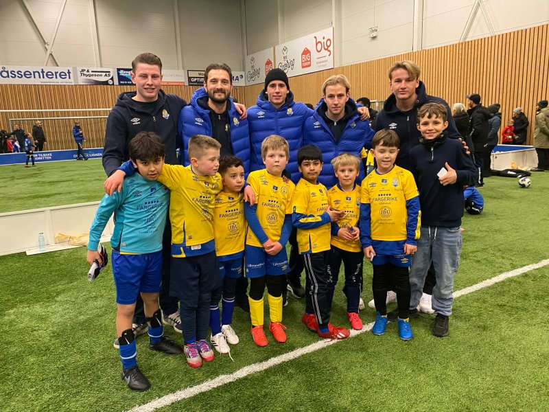 Det var stor stas å få besøk av flere av Jervspillerne på Lekekassen vinterturnering i dag.