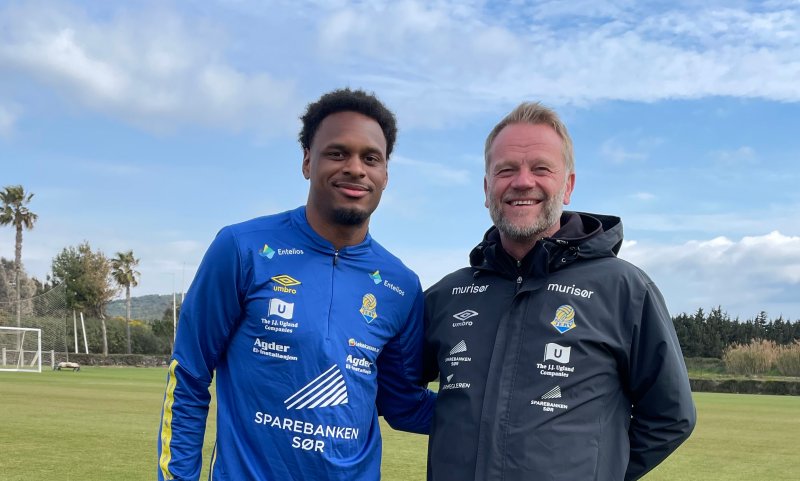 Lucas Larade og hovedtrener Arne Sandstø kan smile bredt sammen under treningsleiren på Marbella.