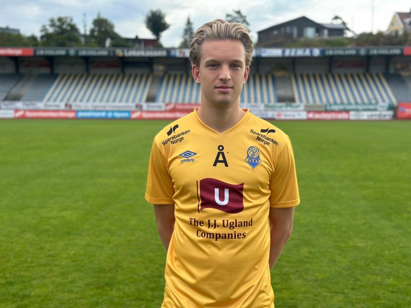 Markus gleder seg til å spille i gult og blått – foran Svaberget.