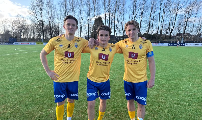 Det var en stor dag for Markus Syvertsen etter 3-1 seieren mot Vidar. f.v: Daniel Hultqvist, Markus Syvertsen og Phillip Syvertsen.