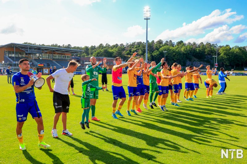 Her jubler vi etter Eliteseriekampen mot Haugesund på Levermyr stadion i sommer. Vi skal tilbake hit og vil kjempe i toppen i 2023. Foto: Tor Erik Schrøder / NTB