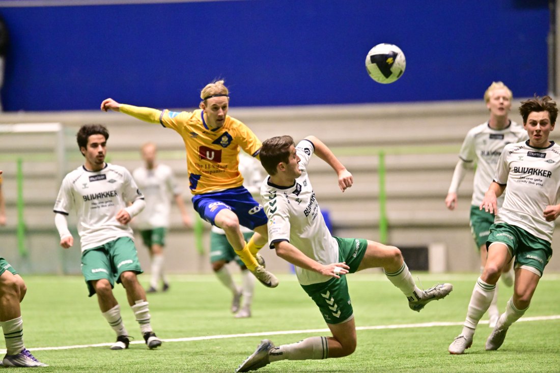 Vetle Wenaas i kampen mot Våg. Et friskt pust som kommer til å underholde! Foto: Helge N. Olsen