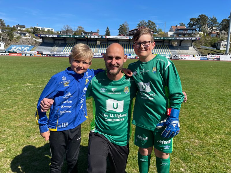 f.v: Theo E. Henriksen (8), Øystein Øvretveit, Jacob E. Henriksen (12) står med sine favoritt drakter og spiller, Øvretveit.