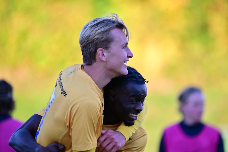 Her jubles det etter 3-0 scoringen av Phillip Syvertsen før dramatikken.