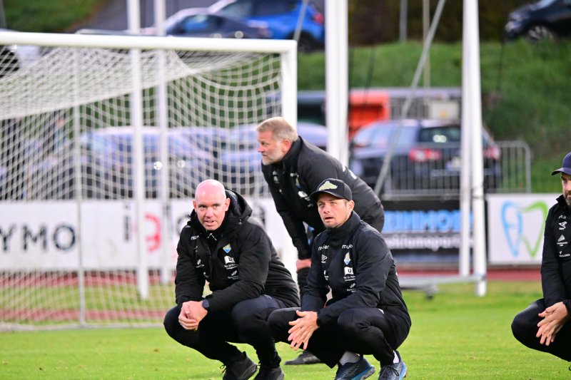 Her kan Are Strømland, Arne Sandstø og Tommy Runar puste lettet ut etter dramatiske sluttminutter på J.J. Ugland stadion- Levermyr.&nbsp;