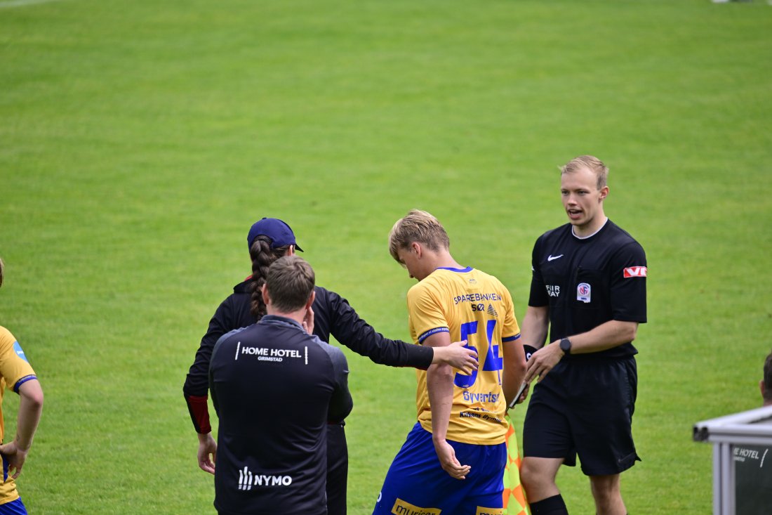 22. juni mot Brann 2 måtte Phillip forlate banen med skade – nå venter en periode med opptrening. Foto: Helge N. Olsen