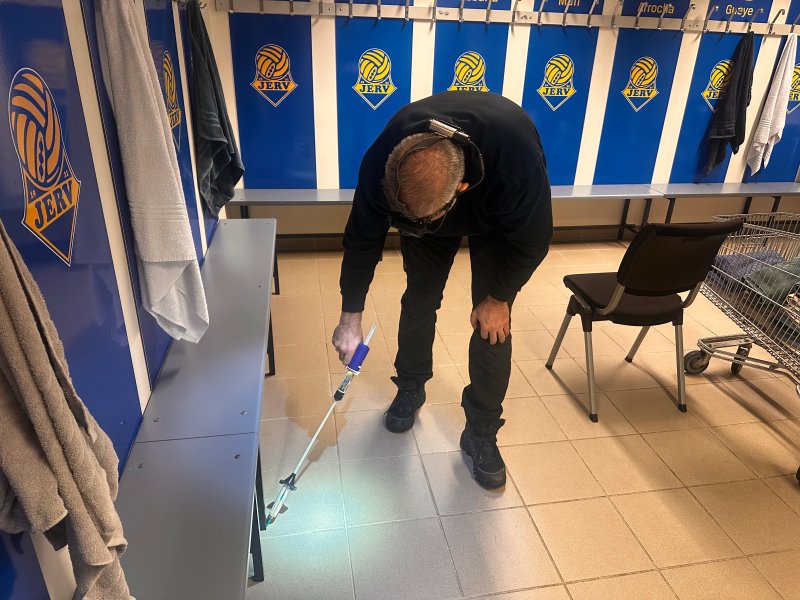 Her er Glen godt i gang med å behandle garderoben til Jerv, før han behandler garderoben for Amazon også.