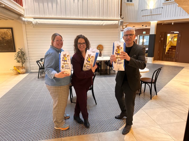 En fornøyd gjeng fra Home Hotel viser frem dagens lunsj levert av vår samarbeidspartner, Sam Berg Nærbakst. Alle samarbeidspartnerne fikk hver sitt brød. Takk til Sam Berg for gavmildheten!