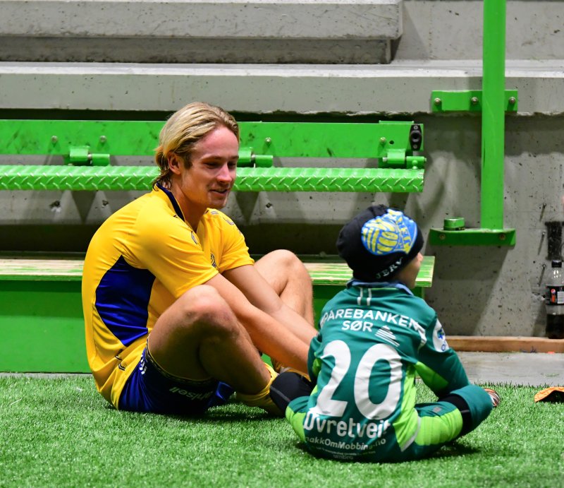 Erik Tobias Sandberg (21) og Markus Torjussen (5) etter treningskampen mot Vindbjart.