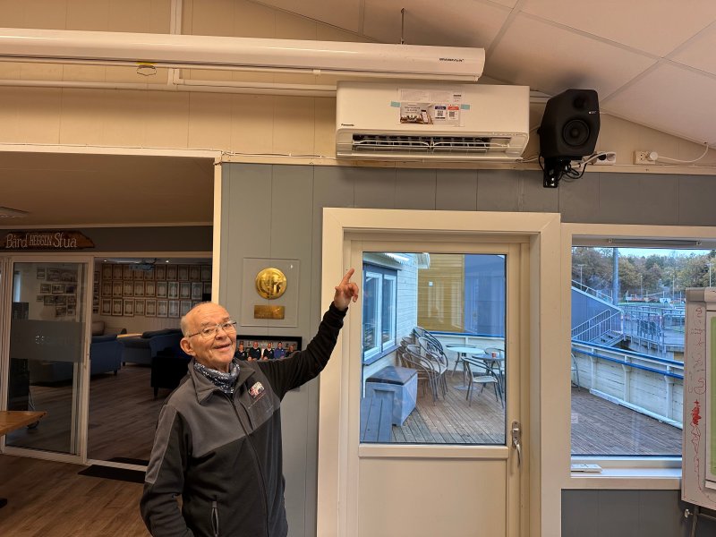 «Vaktmester» Finn Fredvik er strålende fornøyd med den nye varmepumpen, før vinteren virkelig slår til!