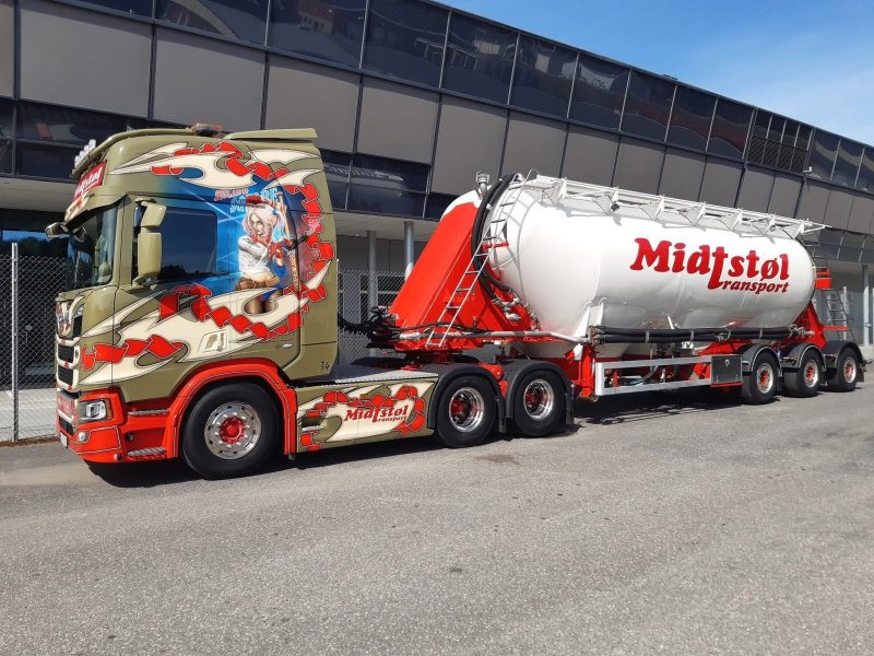 Foto: Midtstøl Transport. Her ser du en av Midtstøl Transport sine bulkbiler. Til helgen kommer de med kranbil.