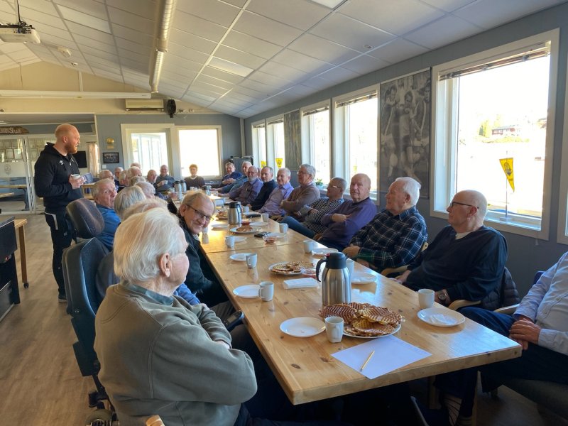 Ivrig gjeng var samlet på klubbhuset for kaffe, vafler og foredrag.