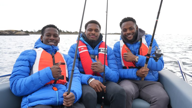 En glad gjeng er på sin aller første fisketur! Foto: Nettavisen