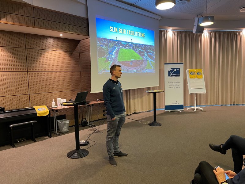 Daglig leder Jon Ole Reinhardsen forteller om fasilitetene.