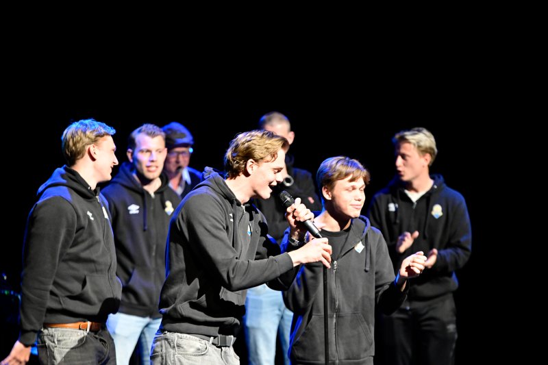 Håkon Krogelien og deler av spillergruppen tok utfordringen og sang foran en fullsatt sal! 