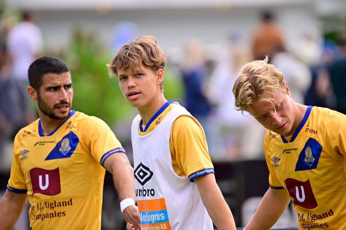 Henrik er klar for et nytt kapittel. Her skal de til å takker publikum etter 2-0 seieren i helgen. Foto: Helge N. Olsen